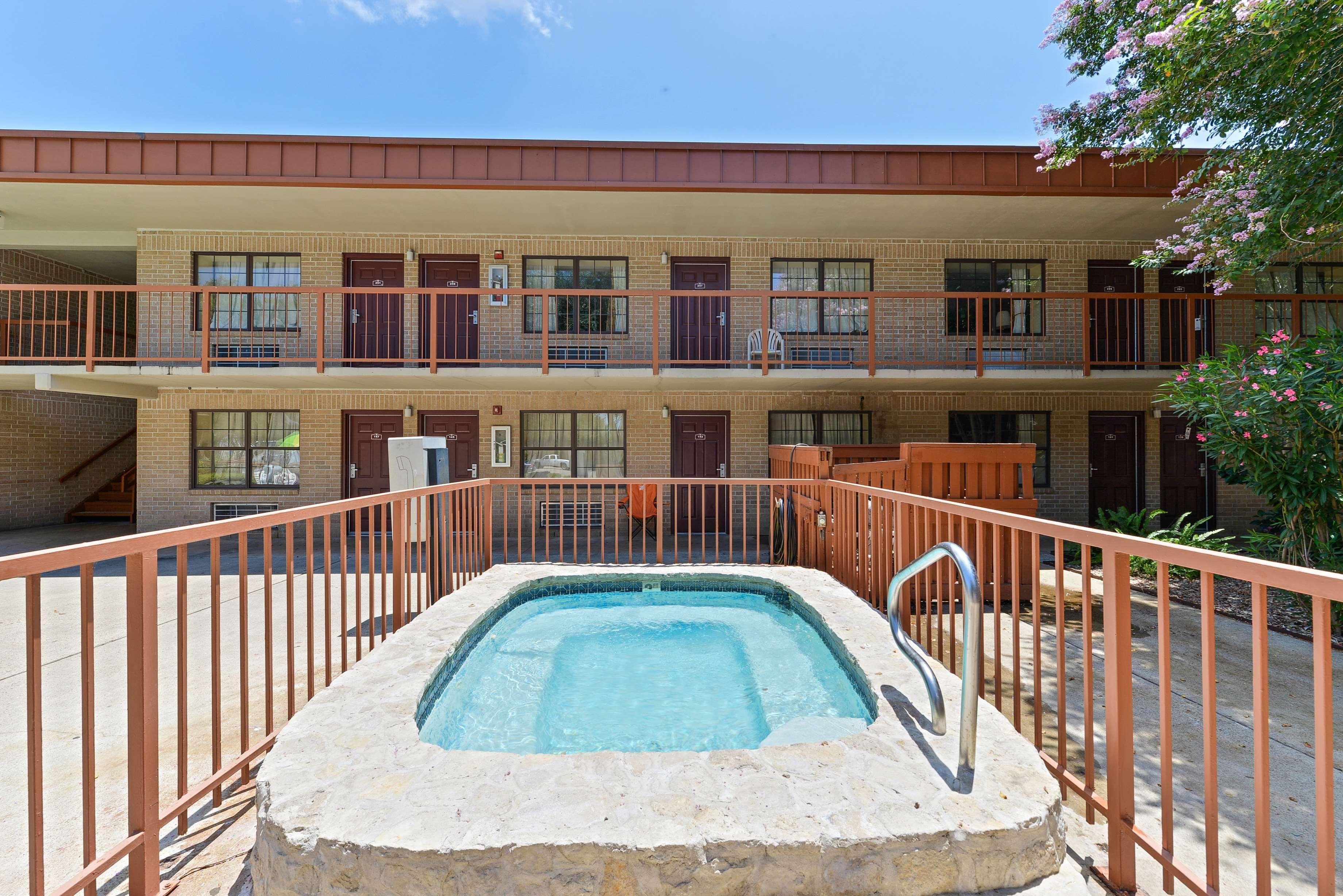 Americas Best Value Inn And Suites Victoria Exterior photo