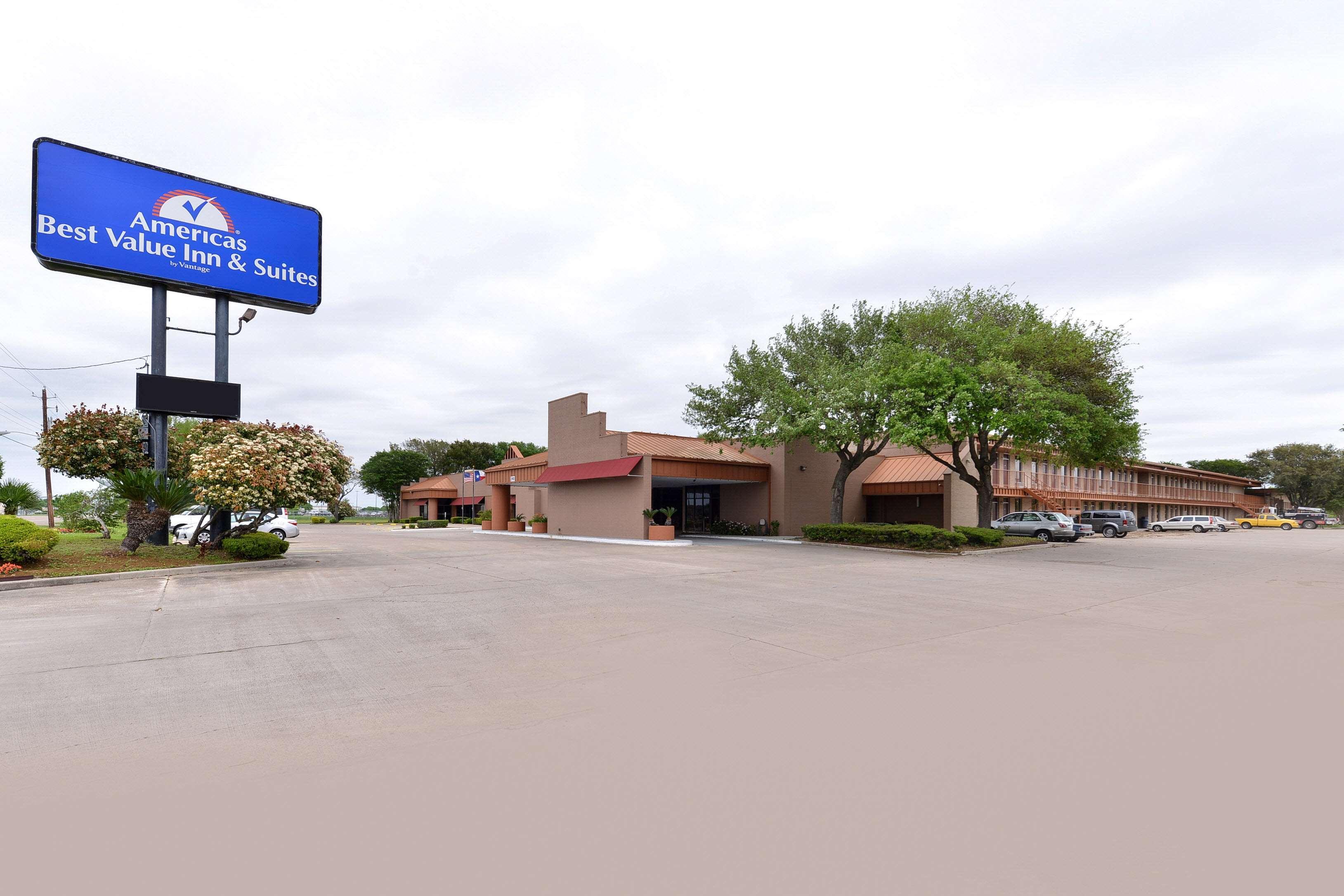 Americas Best Value Inn And Suites Victoria Exterior photo
