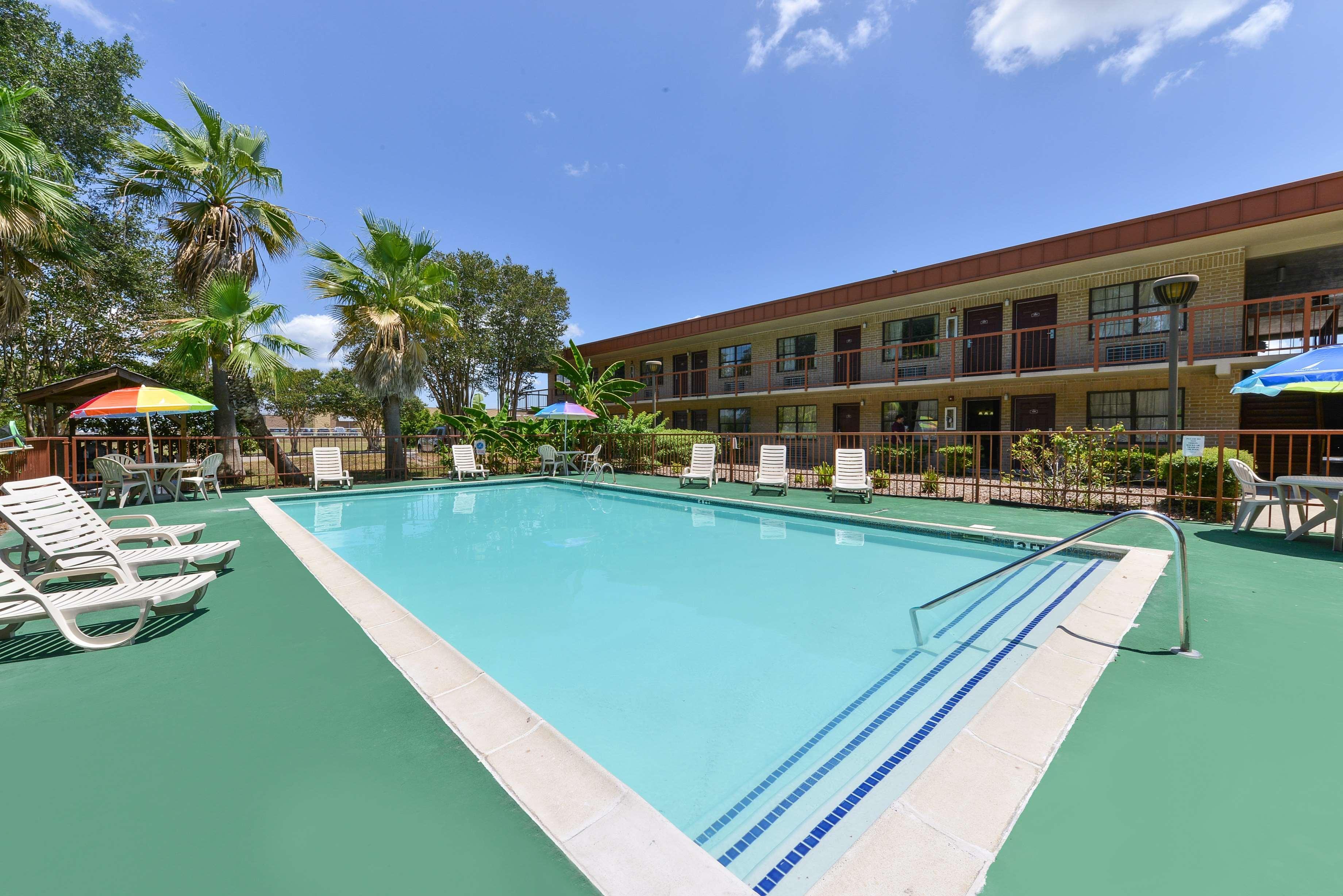 Americas Best Value Inn And Suites Victoria Exterior photo