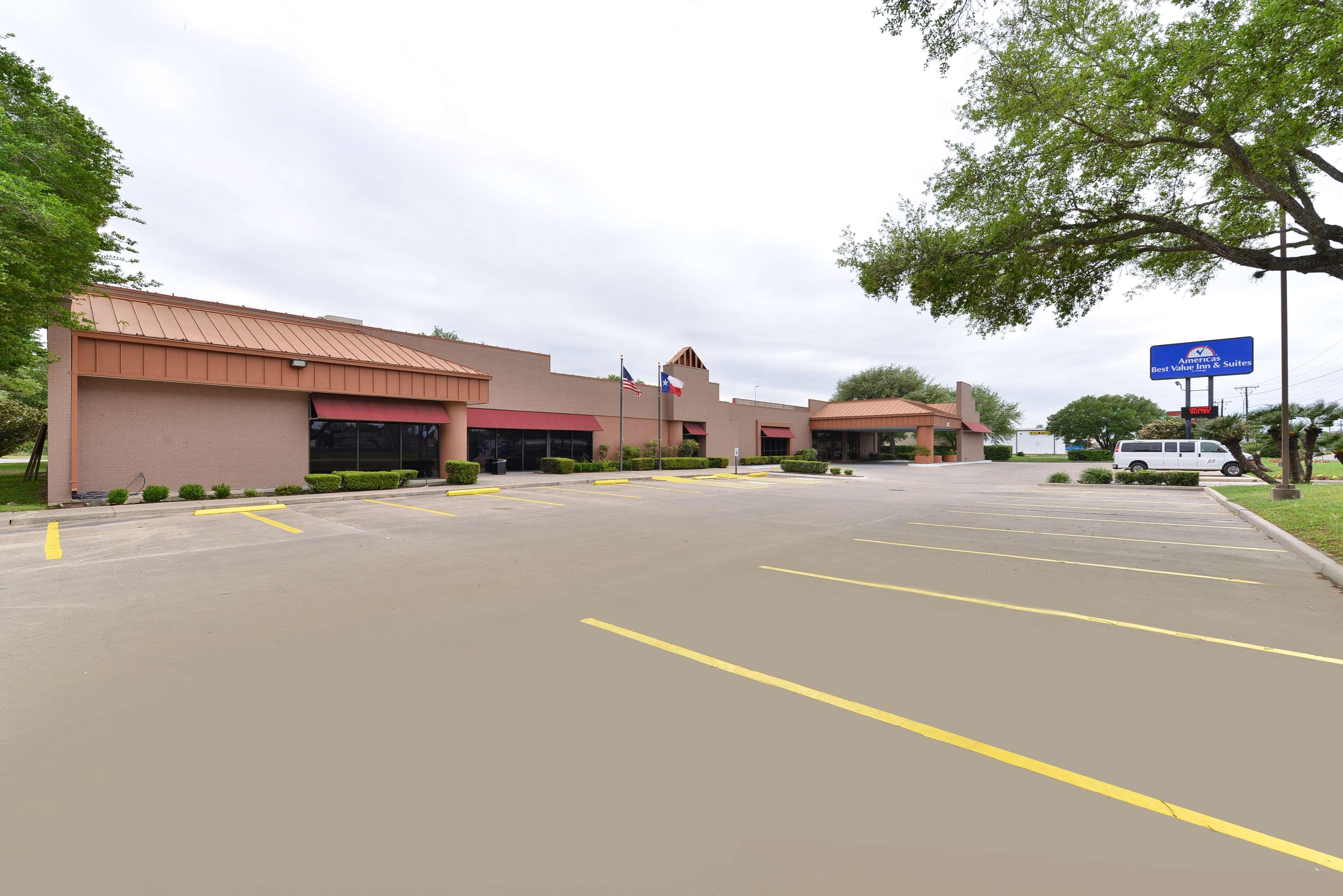 Americas Best Value Inn And Suites Victoria Exterior photo